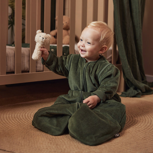 Hoe schattig is deze rammelaar teddy bear naturel van Jollein? De rammelaar is ook voor kleine handjes gemakkelijk te pakken en vast te houden. In de rammelaar zit een belletje wat rinkelt als je baby de rammelaar beweegt. De rammelaar is gemaakt van heerlijk zacht en knuffelbaar teddy.