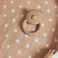 Deze hydrofiele doek small 70x70cm in de print pointelle & sun biscuit GOTS van Jollein (verpakt per 2 stuks) is een echte musthave voor elke mama. De doeken kun je gebruiken als handdoek, spuugdoek, onderlegger tijdens het verschonen. Een hydrofiele luier komt met een baby of dreumes altijd van pas. 