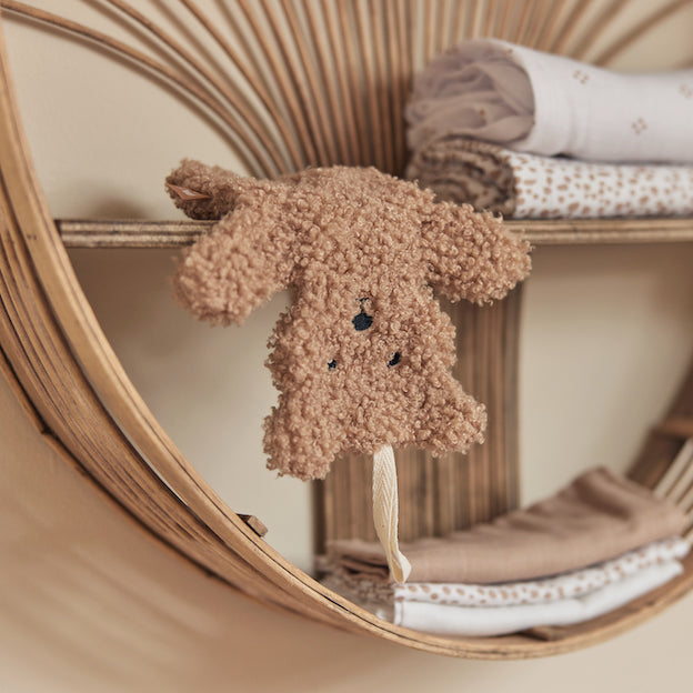 Raak het favoriete speentje van jouw kleintje niet meer kwijt door het speendoekje teddy bear biscuit van Jollein. Het speendoekje heeft de vorm van een beertje en is heerlijk zacht.