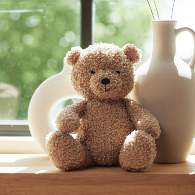 Knuffelen en spelen met de knuffel teddy bear biscuit van Jollein. De teddy bear is gemaakt van heerlijk zacht bouclé en is ook geschikt als accessoire op de plank of op de commode. Ook leuk als kraamcadeau!