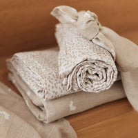 Deze hydrofiele doek large 115x115cm in de print rabbit nougat GOTS van Jollein is een echte musthave voor elke mama. De doeken kun je gebruiken voor meerdere doeleinde zoals handdoek en spuugdoek.