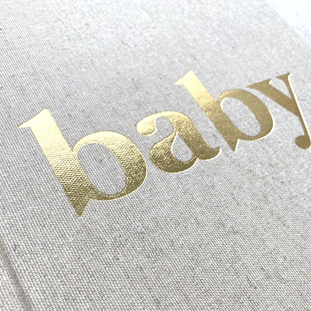 Met het Kidooz invulboek baby linnen herinner je je alle mijlpalen en mooie momenten. Een luxe maar simpel babyboek om alle mijlpalen en foto's in vast te leggen. Genoeg ruimte voor eigen tekst. VanZus