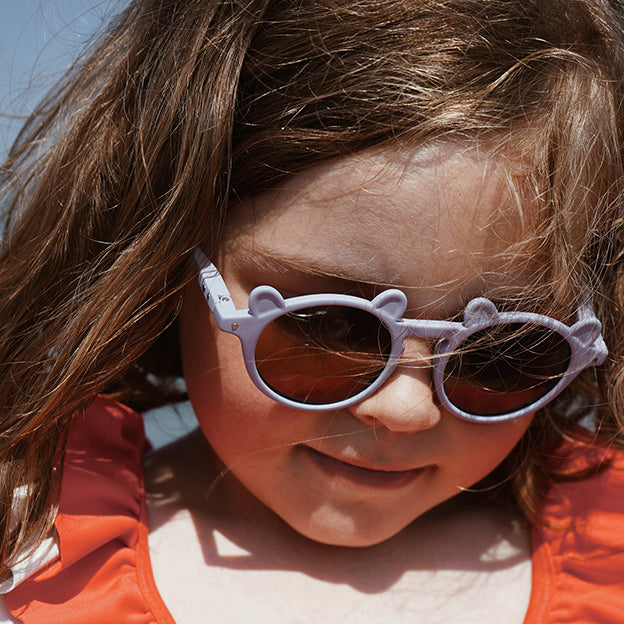Bescherm de ogen van je kind goed met de Konges Slojd zonnebril sleet (lichtblauw). De kinderzonnebril biedt een goede uv-bescherming om de ogen van je kind tegen de zon te beschermen. Een goede oogbescherming voorkomt problemen op latere leeftijd. Hippe print en in mooi opbergdoosje. VanZus