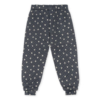 De thermobroek aisuru stormy voor kids van Konges Slojd houdt je kind warm op de meest koude en gure dagen. Waterafstotend en winddicht. Heerlijk gevoerd met een warme fleece, zodat je kindje bij een dagje buiten comfortabel warm blijft! 