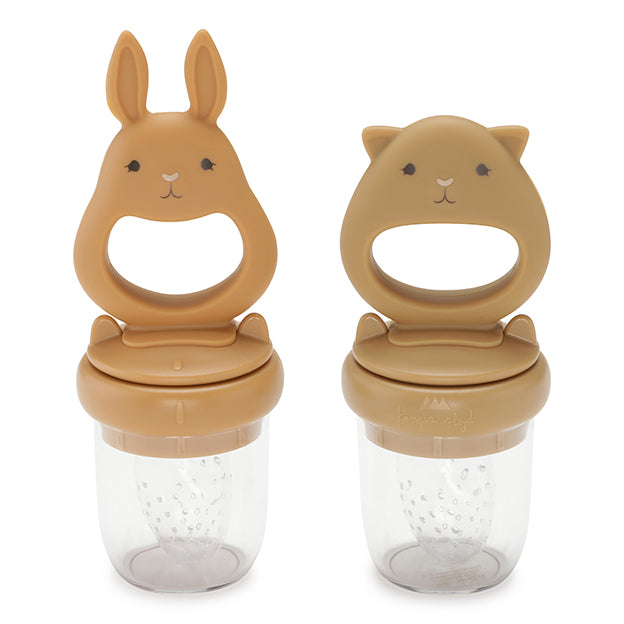 De Konges Slojd fruitspeen bunny in de kleur almond/terracotta is ideaal voor de overgang van melkvoeding naar vaste voeding vanzus