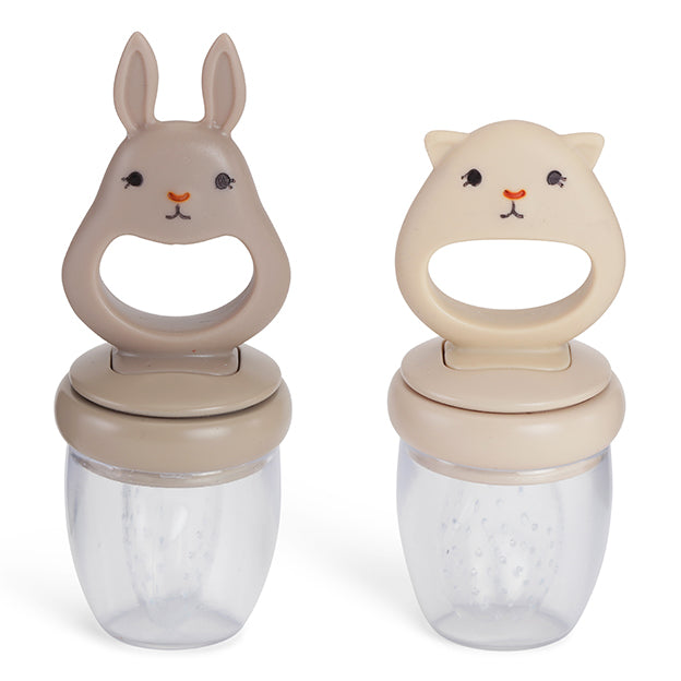 De Konges Slojd fruitspeen bunny in de kleur bark/shell is ideaal voor de overgang van melkvoeding naar vaste voeding vanzus