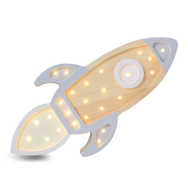 De little lights lamp raket is gemaakt van grenen. Led-verlichting. Een schitterende kinderlamp in de vorm van een raket om de finishing touch te geven aan de babykamer of kinderkamer. Gaaf ook voor een ruimtekamer! Verkrijgbaar in diverse kleuren. De wandlamp is dimbaar en voorzien van een timer. 