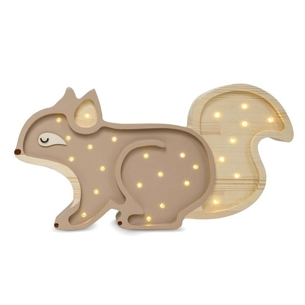 De little lights lamp eekhoorn cappucino (bruin)  is uniek en gemaakt van grenen. Led-verlichting. Een schitterende kinderlamp in de vorm van een eekhoorn om de finishing touch te geven aan de babykamer of kinderkamer. Leuk ook voor een kamer met thema bosdieren of woodland. De tafellamp heeft een timer.
