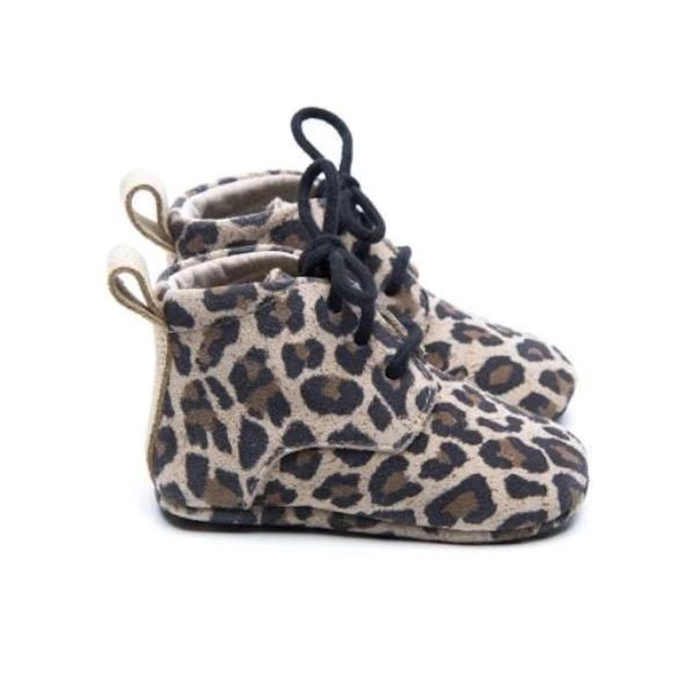 Op zoek naar stijlvolle (eerste) schoentjes van goede kwaliteit? Dat zijn de Mavies classic boots leopard gold. De babyschoenen zijn van beigekleurig leer met een trendy luipaardprintje en hebben een boots-model. VanZus.