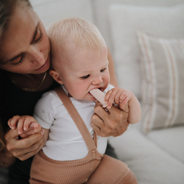 De mushie vingertandenborstel tradewinds/stone: ideaal om de eerste tandjes te poetsen. Door snel te beginnen met poetsen houd je het gebit gezond, stimuleer je tandvlees en maak je een gewoonte van tandenpoetsen bij baby's en kinderen. Voor baby en kind.