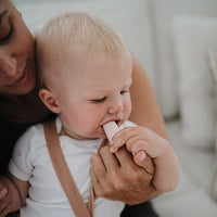 De mushie vingertandenborstel sand/blush: ideaal om de eerste tandjes te poetsen. Door snel te beginnen met poetsen houd je het gebit gezond, stimuleer je het tandvlees en maak je een gewoonte van tandenpoetsen bij baby's en kinderen. Voor baby en kind. 