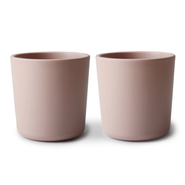 De mushie beker blush (2 stuks) is een drinkbeker die geschikt is voor kleine handen van peuter en kleuter en om zelf te leren drinken. Onbreekbaar, pastelkleuren en geschikt voor zowel vaatwasser als magnetron. Bijpassend kinderservies verkrijgbaar. 
