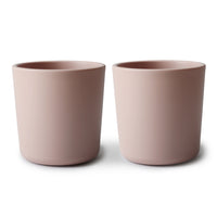 De mushie beker blush (2 stuks) is een drinkbeker die geschikt is voor kleine handen van peuter en kleuter en om zelf te leren drinken. Onbreekbaar, pastelkleuren en geschikt voor zowel vaatwasser als magnetron. Bijpassend kinderservies verkrijgbaar. 
