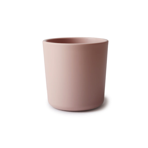 De mushie beker blush (2 stuks) is een drinkbeker die geschikt is voor kleine handen van peuter en kleuter en om zelf te leren drinken. Onbreekbaar, pastelkleuren en geschikt voor zowel vaatwasser als magnetron. Bijpassend kinderservies verkrijgbaar. 
