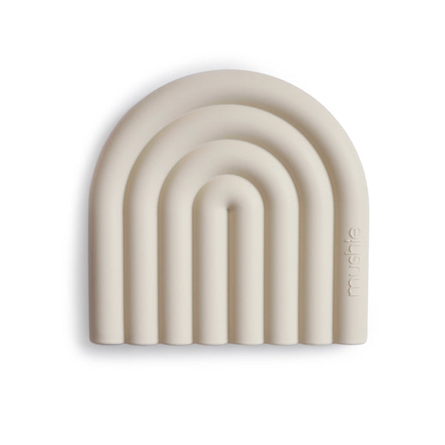 De mooie bijtring van Mushie helpt de ongemakken wat te verminderen wanneer de tandjes doorkomen. In een hip design en leuk om mee te spelen. Het bijtspeelgoed voor baby is verkrijgbaar in veel mooie kleuren. 
