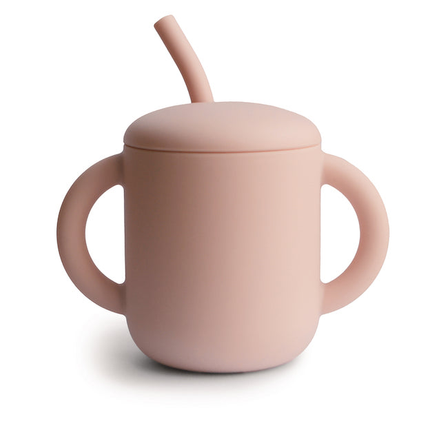 Zelf leren drinken wordt een feestje met de Mushie siliconen oefenbeker met rietje. Geschikt voor baby, peuter en kleuter. Maak de overgang naar zelf drinken uit een glas of mok makkelijker met deze trainingsbeker. 