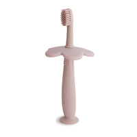 Mushie tandenborstel bloem roze is er om de kleinsten veilig zelf te leren poetsen. Deze tandenborstel (ook te gebruiken als eerste tandenborstel voor baby of kind of trainingstandenborstel) is volledig gemaakt van 100% siliconen. 