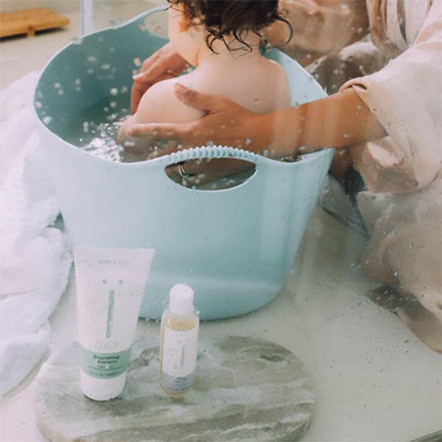 Naïf milky badolie zorgt ervoor dat de huid van jouw baby of kind niet uitdroogt. Heerlijk een fris gewassen kindje. Met deze badolie van Naïf voorkom je uitdroging en wordt de huid gevoed zonder vet te worden. Ook bij eczeem en gevoelige huid. 