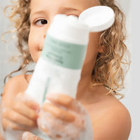 Naïf voedende shampoo voor baby en kind is een milde shampoo, die reinigt, verzorgt en niet prikt in de ogen. Vegan, natuurlijk en zo zacht dat het zelfs bij huidproblemen of eczeem geschikt is. Een heerlijke babyshampoo voor baby en kind! 