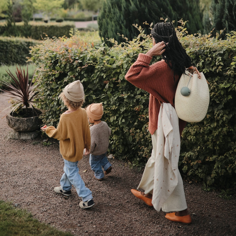 Met de speenhouder cambridge blue van Mushie kun je het speentje van je kindje op een hygiënische manier opbergen en makkelijk meenemen. Met de lus kan de speenhouder worden bevestigd aan een box, luiertas of kinderwagen.