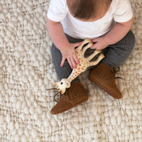 Op zoek naar stijlvolle (eerste) schoentjes van goede kwaliteit? Dat zijn de Mavies fringe boots. De babyschoenen zijn van camelkleurig leer met een trendy fringe randje en hebben een boots-model. VanZus.