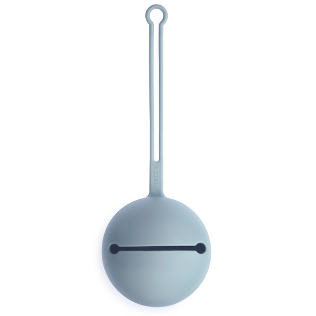 Met de speenhouder powder blue van Mushie kun je het speentje van je kindje op een hygiënische manier opbergen en makkelijk meenemen. Met de lus kan de speenhouder worden bevestigd aan een box, luiertas of kinderwagen.