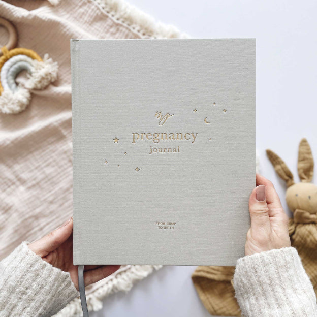Met dit my pregnancy journal invulboek van Blush and Gold bundel je alle herinneringen van je zwangerschap in een mooi boek. Hiermee leg je alle hoogtepunten en mijlpalen van jouw bijzondere negen maanden vast. VanZus