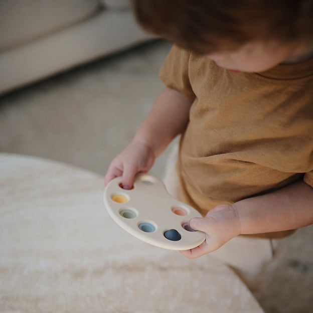 Stimuleer de zintuigen van baby, peuter of kleuter met dit fidget speeltje van mushie! Het drukspeelgoed laat bij indtukken telkens een plop horen en is uitdagen voor zowel de allerkleinsten als grotere kinderen. Fidget toys zijn razend populair!