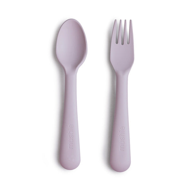 Mushie vork en lepel soft lilac (lila). Een mooi en heel stevig bestekje om zelfstandig mee te leren eten. Geschikt bestek voor baby, peuter en kleuter. Verkrijgbaar in veel mooie pastelkleuren.