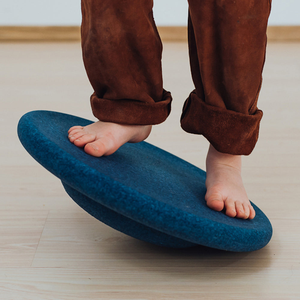Stapelstein board schemerblauw is het perfecte speelgoed voor leuke balansoefeningen, om op te zitten of om te gebruiken in een zelfgemaakt parcours. Met dit open einde speelgoed zijn de mogelijkheden eindeloos. VanZus.
