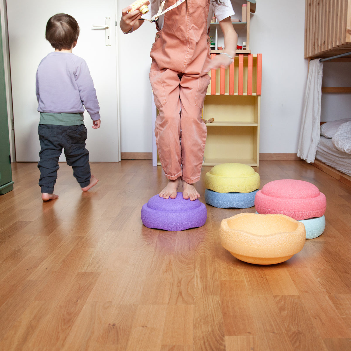 De Stapelstein Original rainbow set pastel 6 stuks is het perfecte open einde speelgoed voor urenlang speelplezier. De set stimuleert de creativiteit; kinderen kunnen zelf invulling aan het speelgoed geven. VanZus.