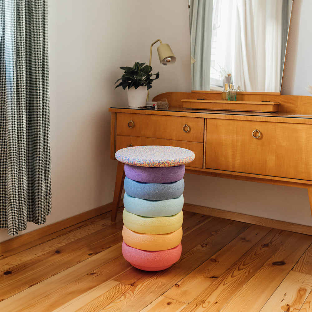 Met de Stapelstein Original rainbow set pastel 6+1 stuks haal je de meest complete set Stapelstein inclusief een confetti balansbord in huis. Dit open einde speelgoed zorgt voor urenlang speelplezier. VanZus.